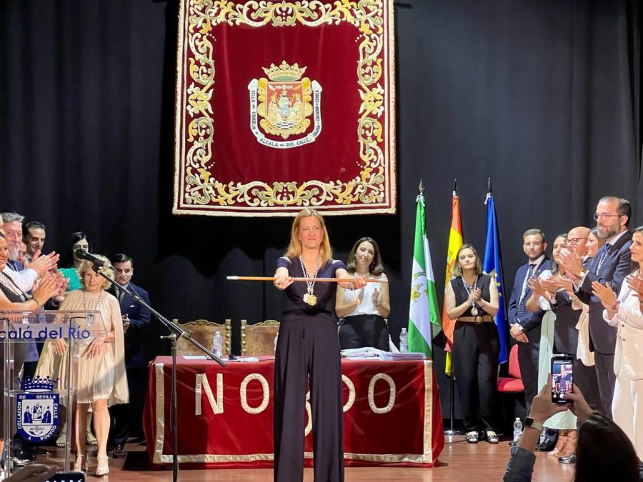 Gema García recibiendo el bastón de mando como alcaldesa de alcalá del río